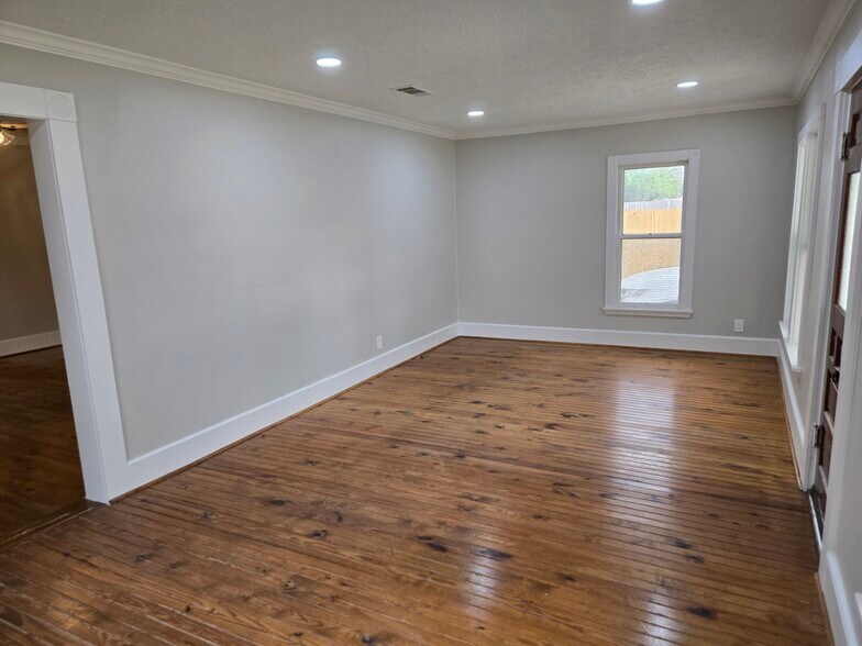 More Photos Of 1523 Avenue C, Katy Flex For Lease