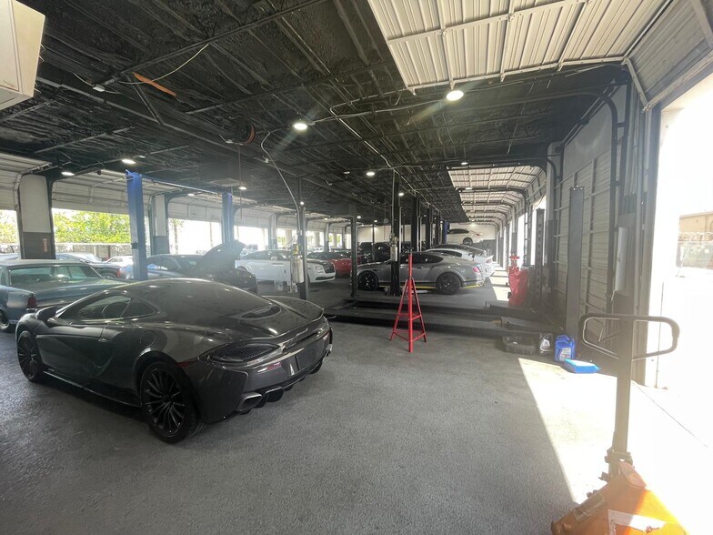 More Photos Of 7300 Southwest Fwy, Houston Freestanding For Lease