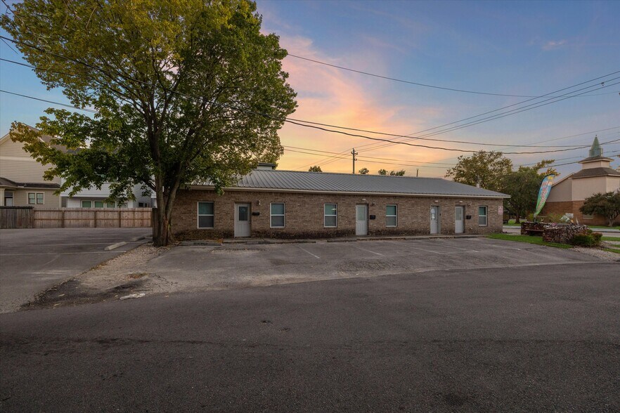 More Photos Of 6212 N Main St, Houston Office For Sale