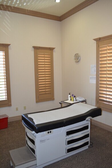 More Photos Of 154 N Festival Dr, El Paso Medical For Sale