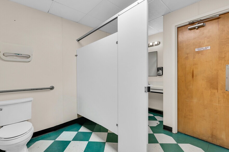 More Photos Of 114 Horizon Park Dr, Savannah Restaurant For Sale