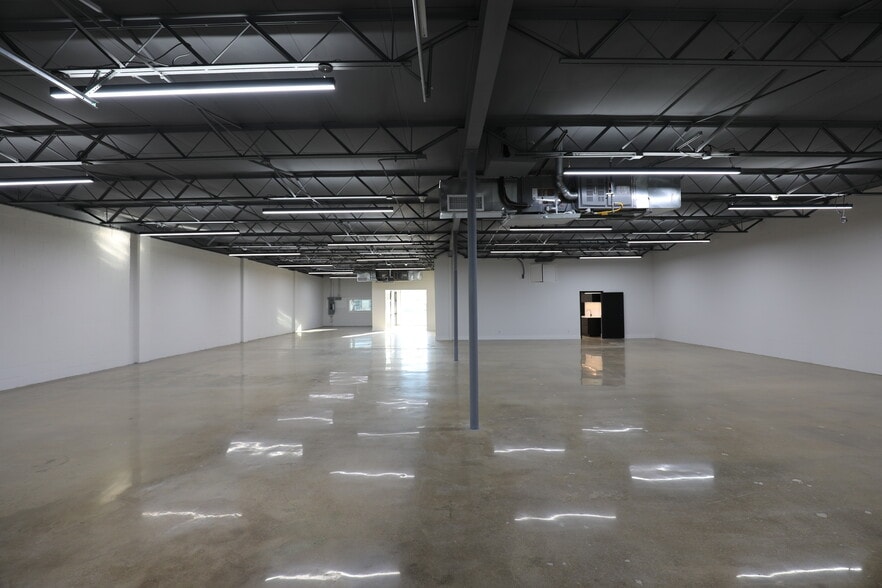 More Photos Of 2264 Vantage St, Dallas Distribution For Lease