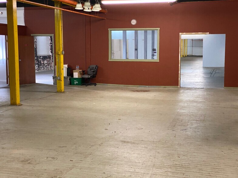 More Photos Of 25 Esten Ave, Pawtucket Showroom For Lease