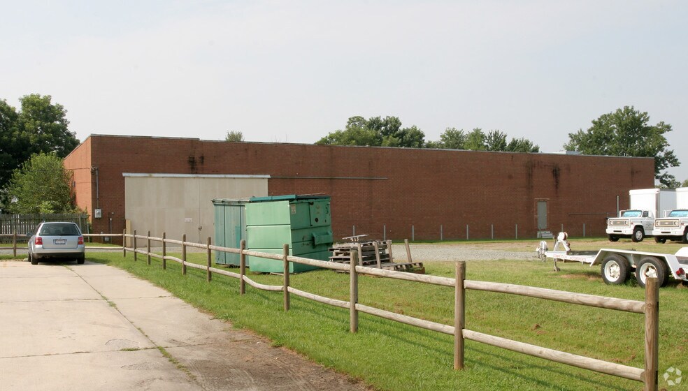 More Photos Of 2105 Maple Ave, Burlington Warehouse For Lease