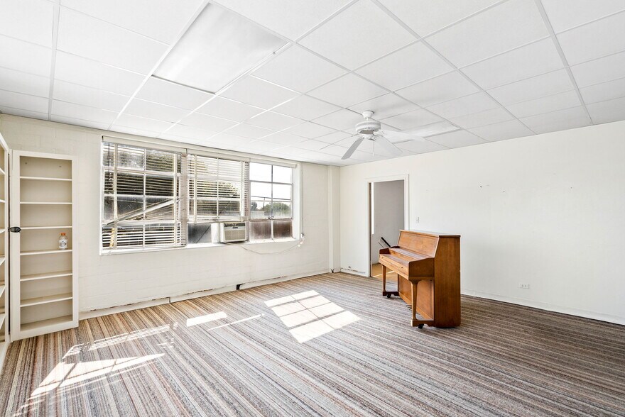 More Photos Of 1701 W Woodlawn Ave, San Antonio Religious Facility For Sale