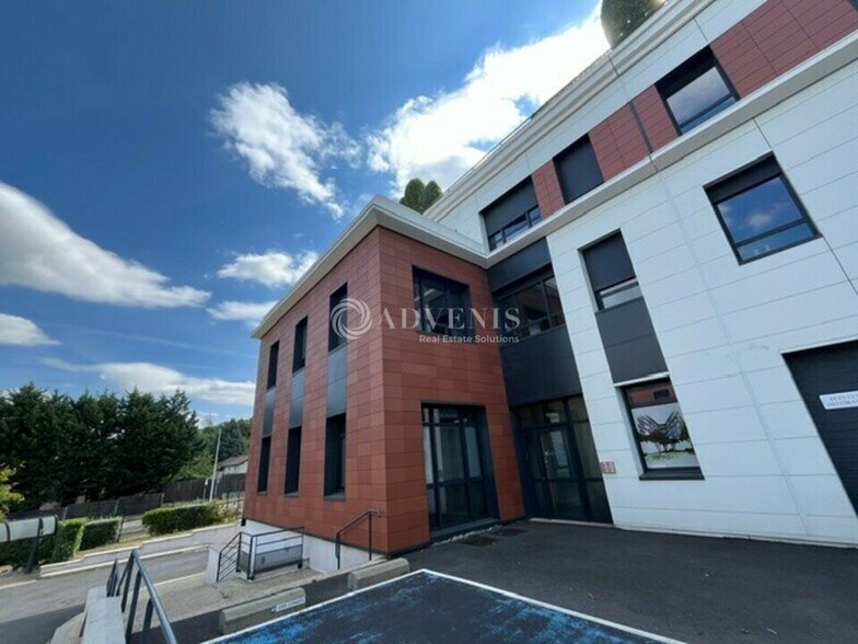 More Photos Of 2 George Sand Rue, Fourqueux Office For Sale