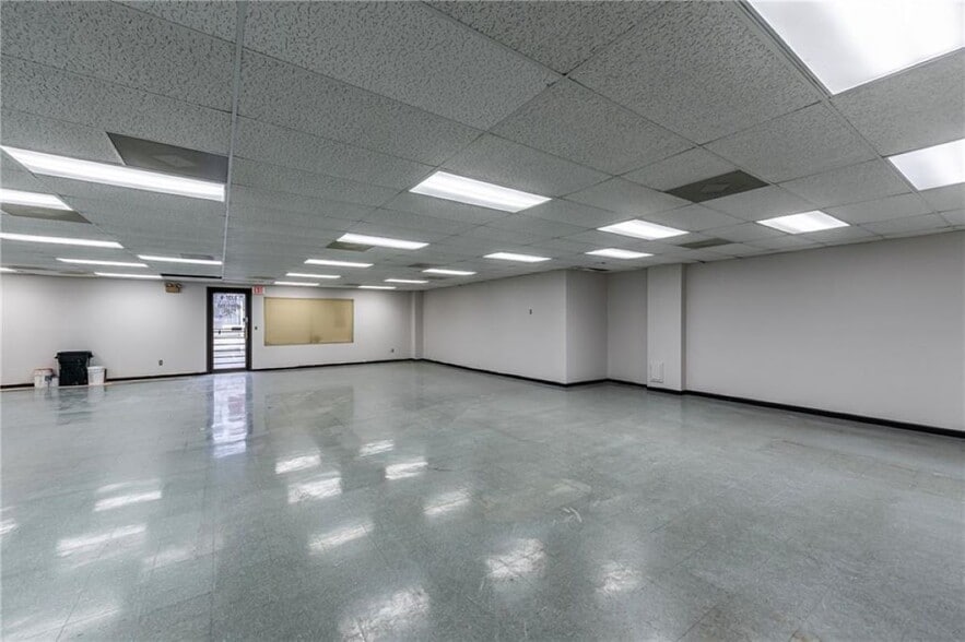 More Photos Of 2327 N Belt Hwy, Saint Joseph General Retail For Lease