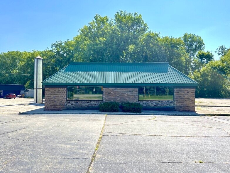More Photos Of 488 S Dexter St, Ionia Freestanding For Lease