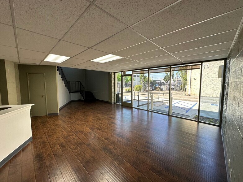 More Photos Of 2070 Floyd St, Burbank Light Manufacturing For Lease