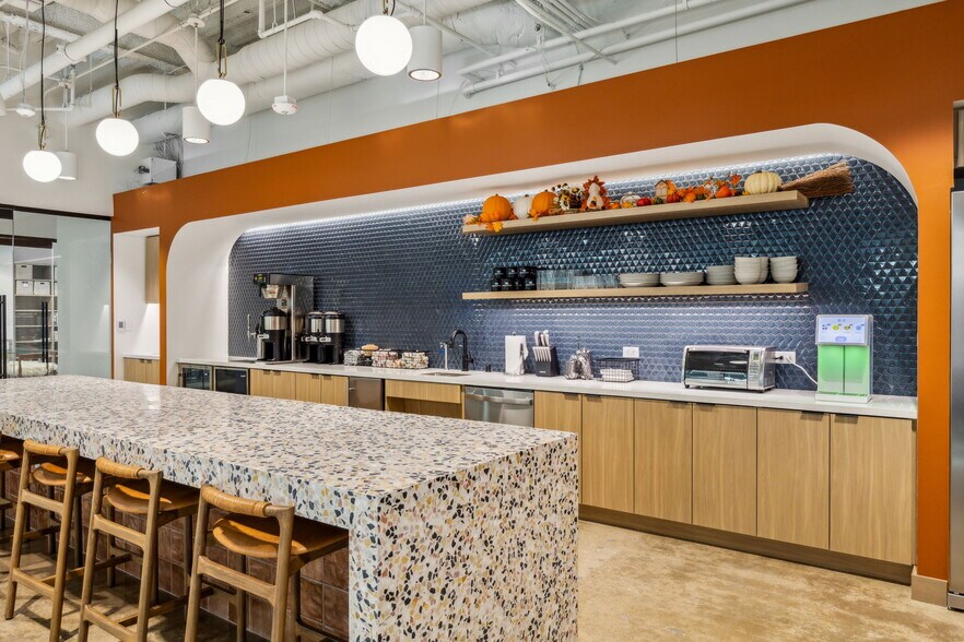 More Photos Of 6301 Gaston Ave, Dallas Office For Lease