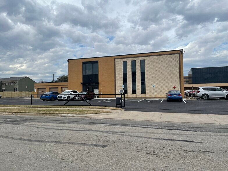 More Photos Of 223 NE Loop 820, Hurst Medical For Lease