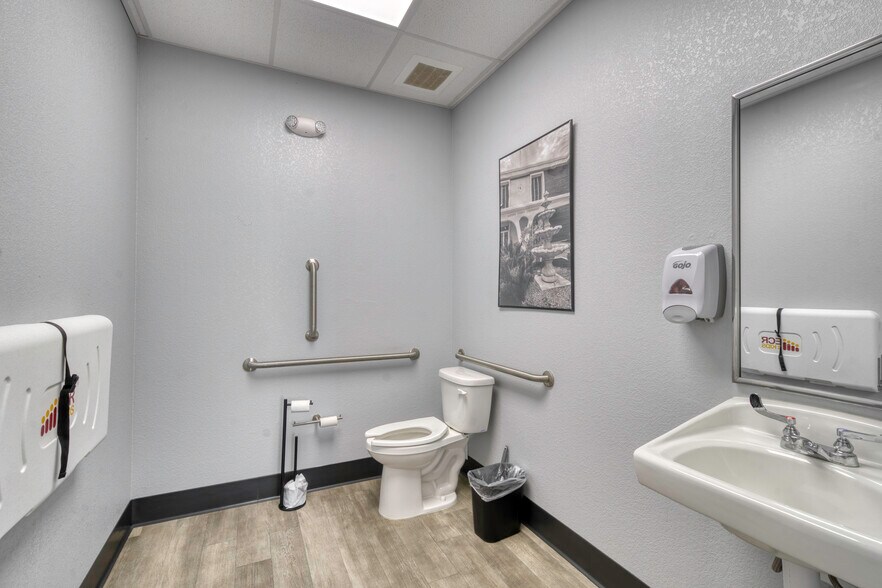 More Photos Of 2006 East Main, Madisonville Medical For Lease