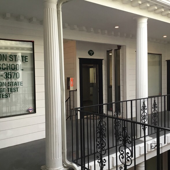 More Photos Of 8833 Pacific Ave, Tacoma Office For Sale