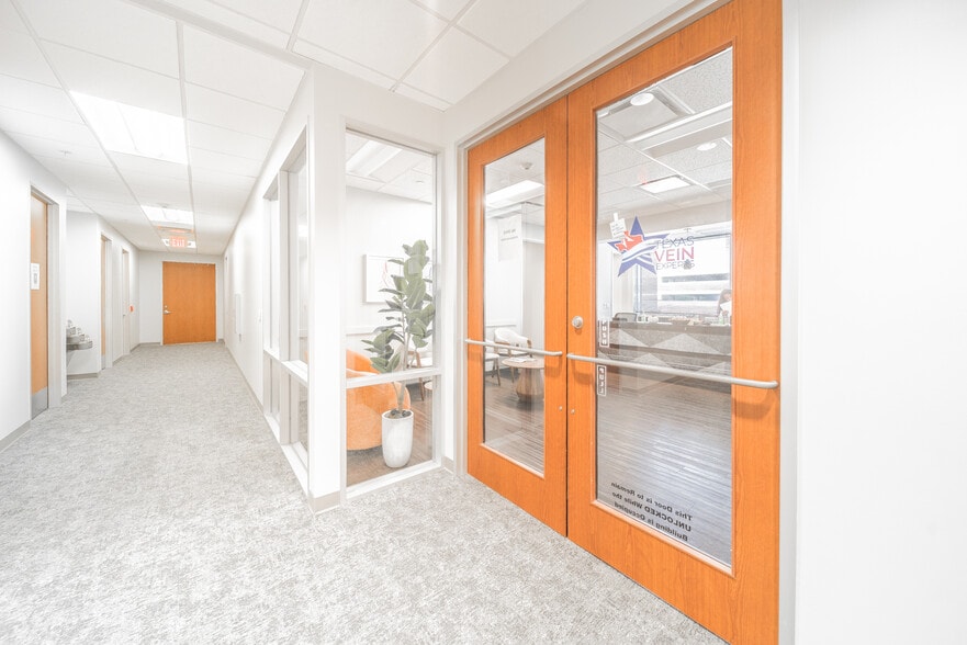 More Photos Of 17450 St. Lukes Way, The Woodlands Medical For Lease