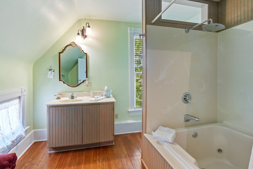 More Photos Of 5 Ojo St, Eureka Springs Hospitality For Sale