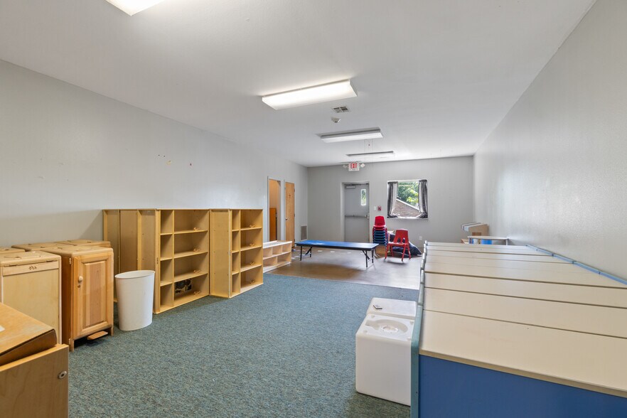 More Photos Of 185 Rebecca St, Gentry Office For Lease