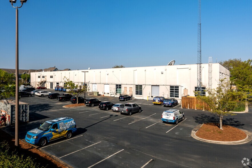 More Photos Of 8809 Lenox Pointe Dr, Charlotte Light Distribution For Lease