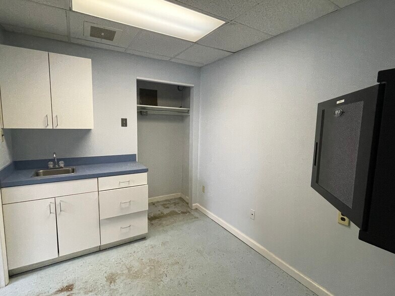 More Photos Of 11325 Pembrooke Sq, Waldorf Medical For Sale