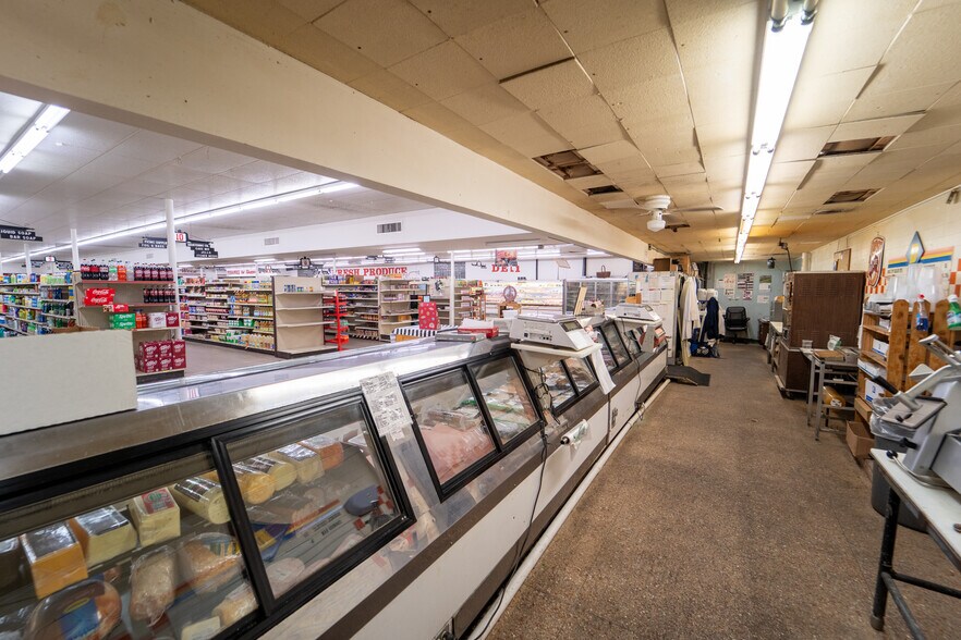 More Photos Of 1302 E Crestwood Dr, Victoria Storefront For Sale