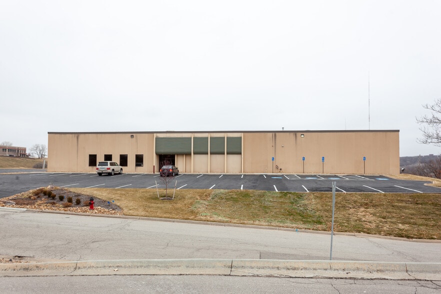 More Photos Of 1211 W Cambridge Circle Dr, Kansas City Warehouse For Lease