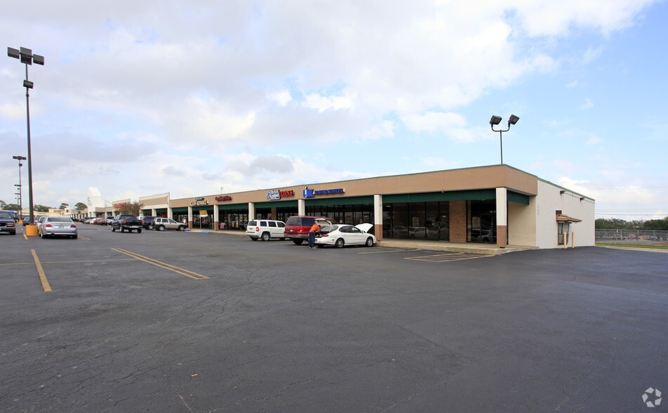 More Photos Of 431-439 Uvalde Rd, Houston Unknown For Lease