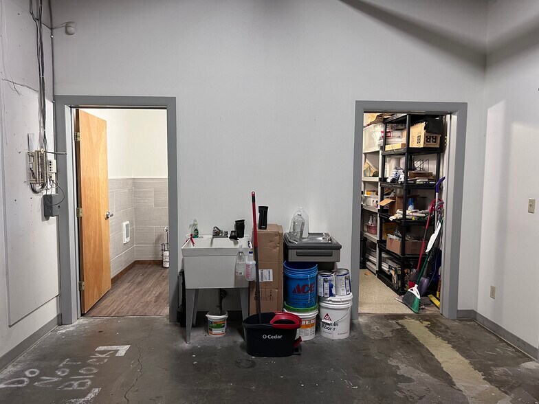 More Photos Of 2201 W Nob Hill Blvd, Yakima Freestanding For Lease