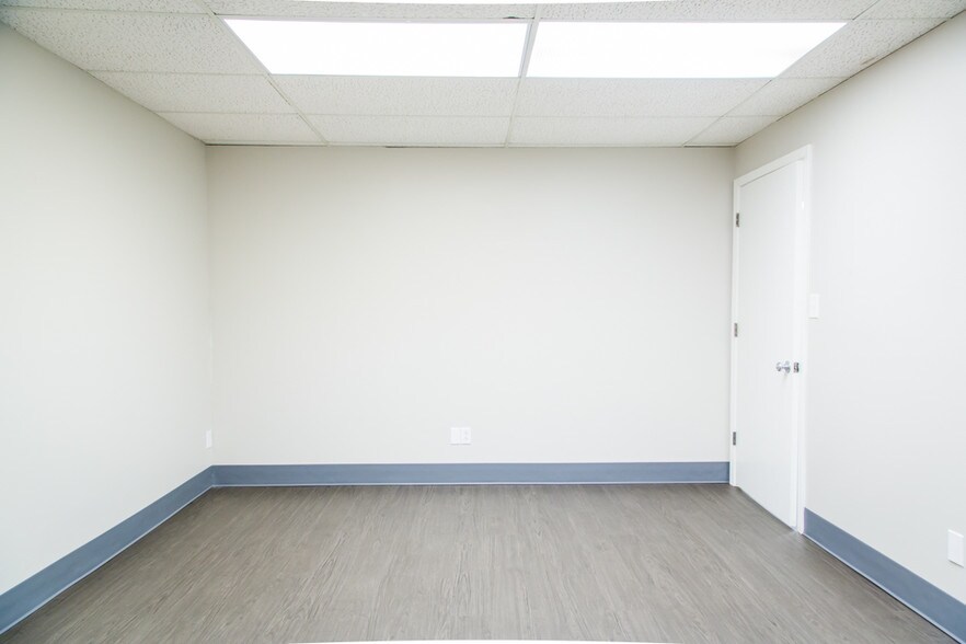 More Photos Of 10308 State Line Rd, Leawood Office For Lease