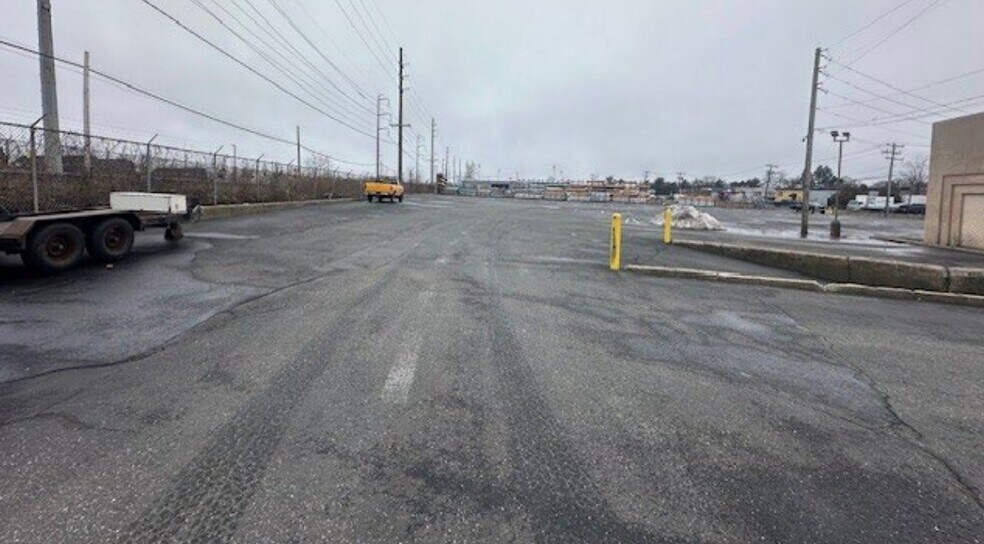 More Photos Of 7 Aerial Way, Syosset Showroom For Lease