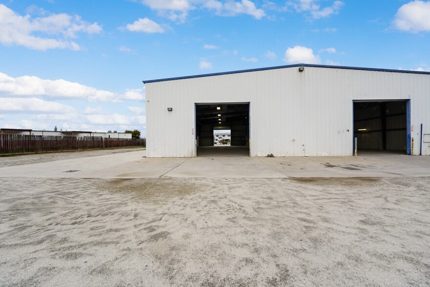 More Photos Of 6303 Seven Seas Ave, Bakersfield Warehouse For Lease