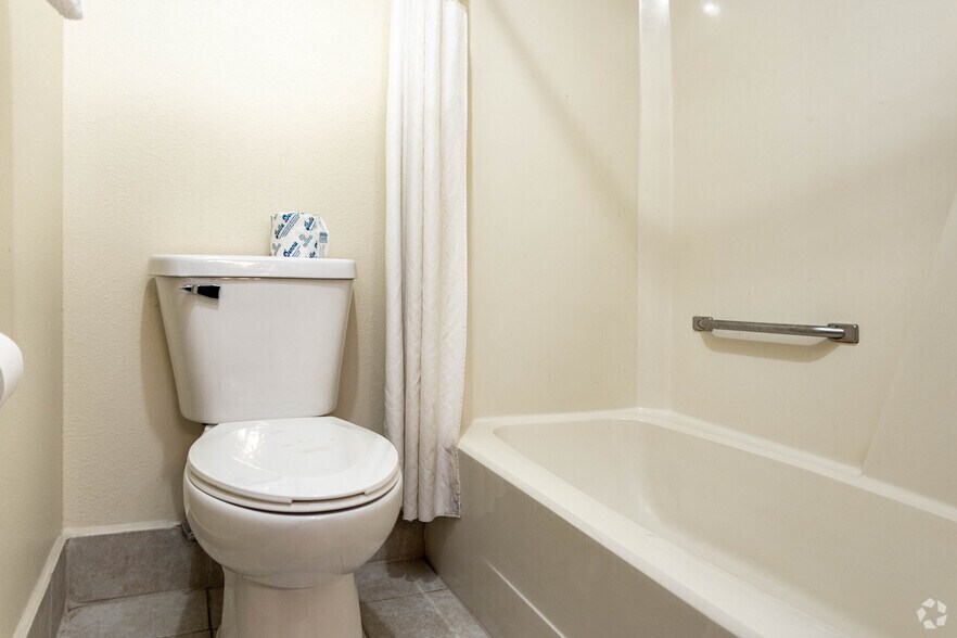 More Photos Of 5100 Hickory Point Frontage Rd, Decatur Hotel For Sale