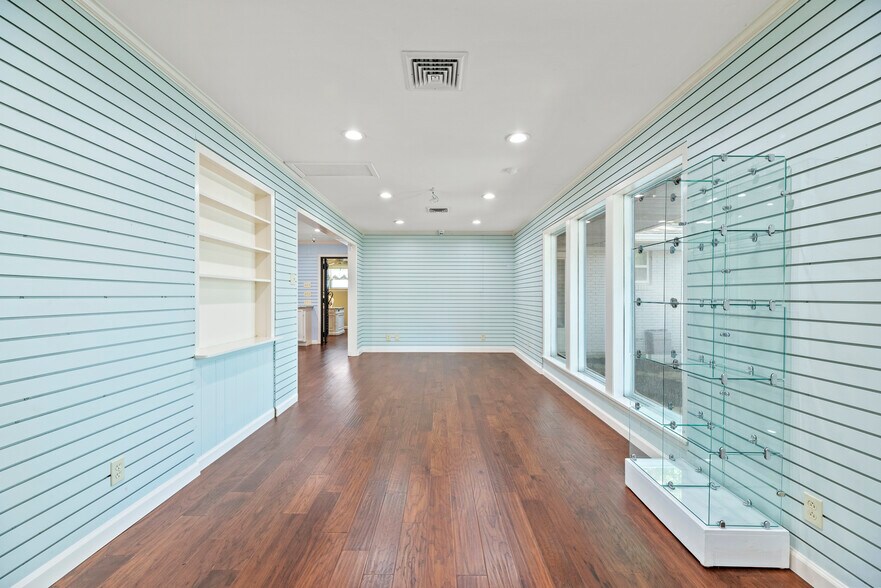 More Photos Of 1001 Avenue B, Katy Storefront Retail Office For Lease