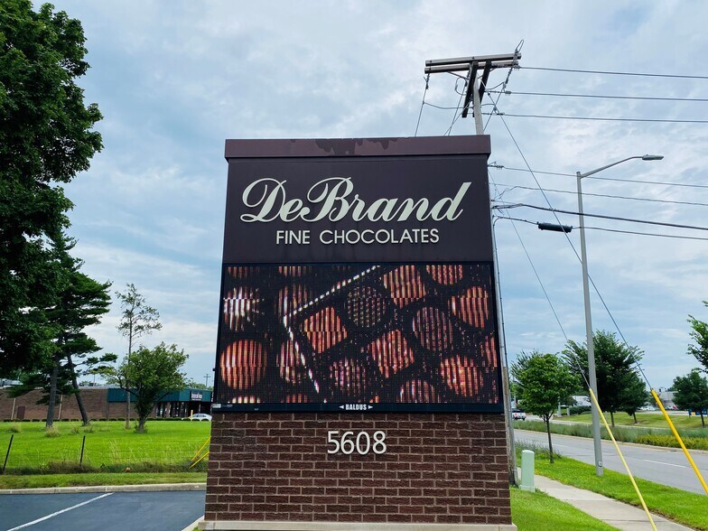 More Photos Of 5608 Coldwater Rd, Fort Wayne Restaurant For Lease