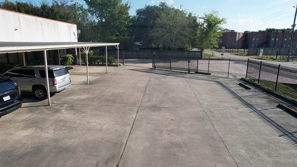 More Photos Of 11918 Adel Rd, Houston Warehouse For Lease