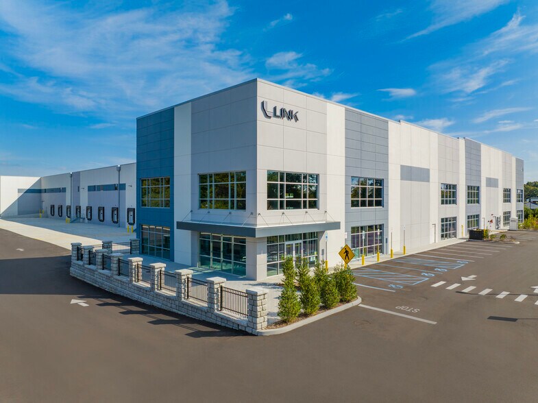 More Photos Of 60 Motor Pky, Commack Warehouse For Lease