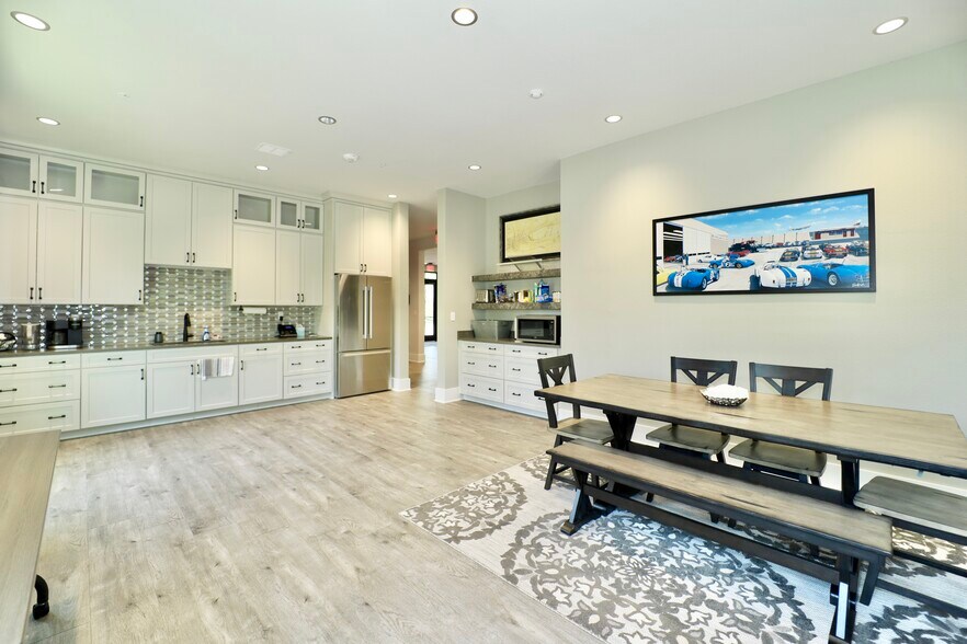 More Photos Of 10 E McDermott Dr, Allen Office For Sale