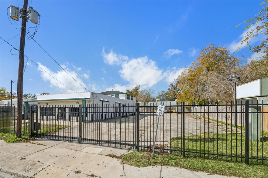 More Photos Of 4901 Yale St, Houston Serviced Offices For Sale