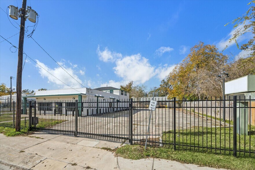 More Photos Of 4901 Yale St, Houston Office For Sale