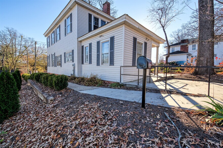 More Photos Of 1011 E Washington St, Greenville Office For Lease