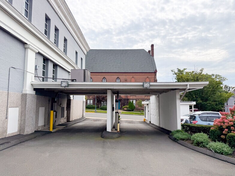 More Photos Of 2-6 N Main St, Wallingford Bank For Lease