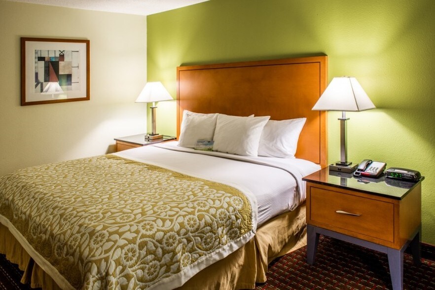 More Photos Of 3040 5th Ave S, Fort Dodge Hotel For Sale