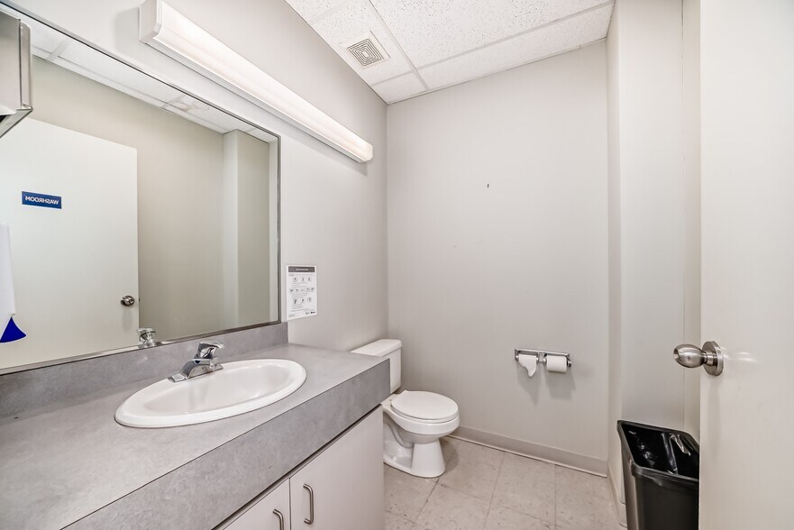 More Photos Of 16 Commercial Dr, Calgary Warehouse For Lease