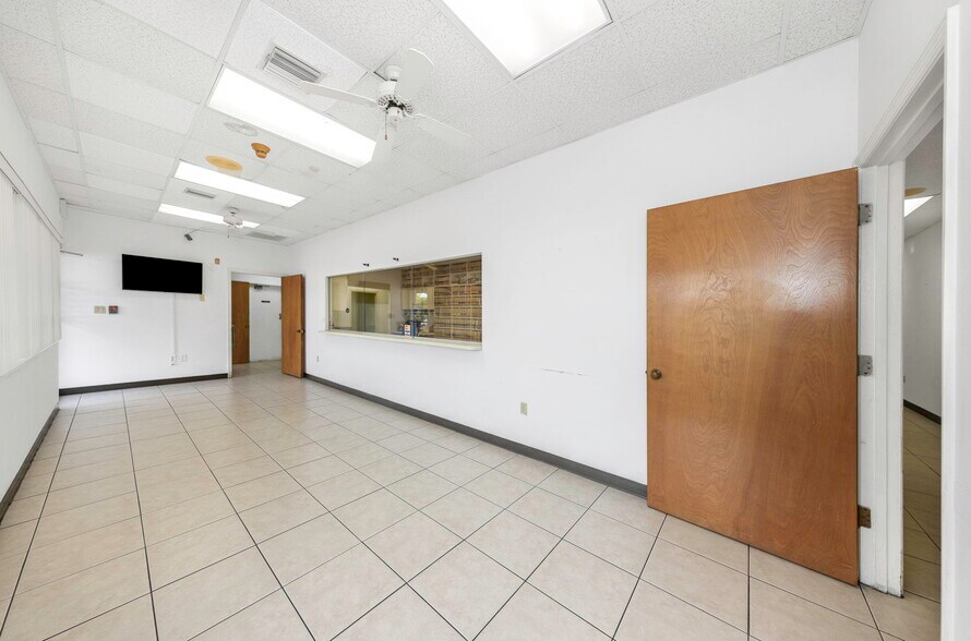 More Photos Of 655 N Indiana Ave, Englewood Medical For Sale