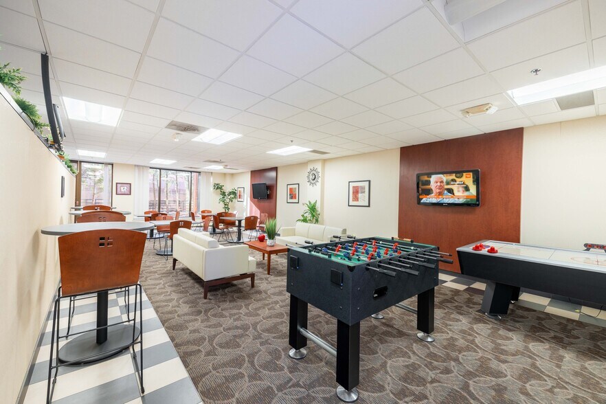 More Photos Of 1301 W Long Lake Rd, Troy Office For Lease