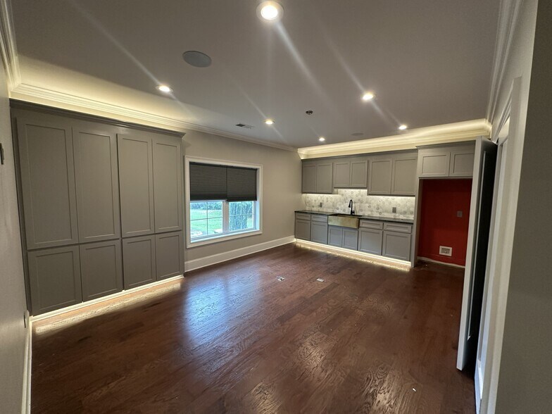More Photos Of 136 Milestone Way, Greenville Loft Creative Space For Lease