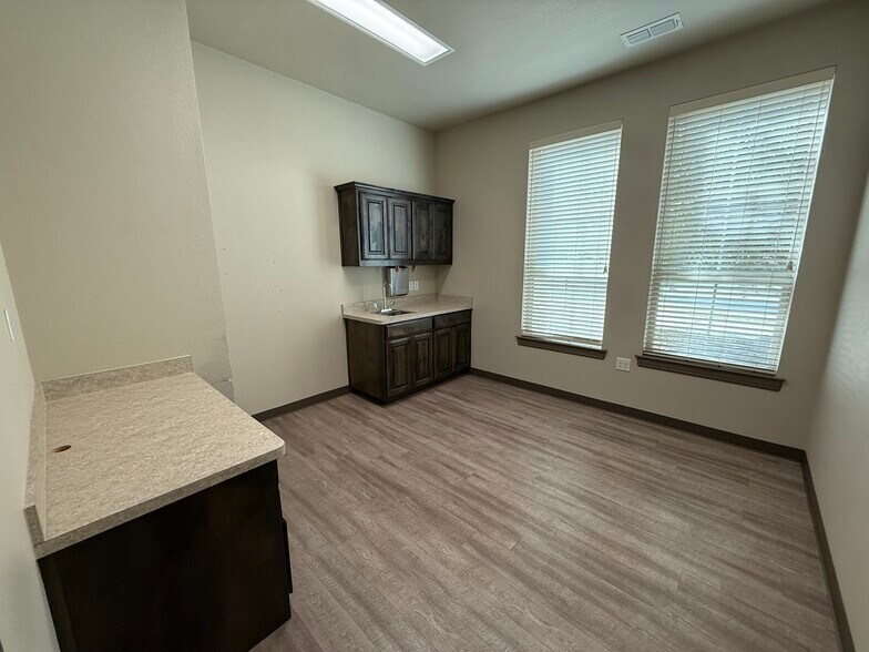 More Photos Of 802 N Bonnie Brae St, Denton Medical For Lease