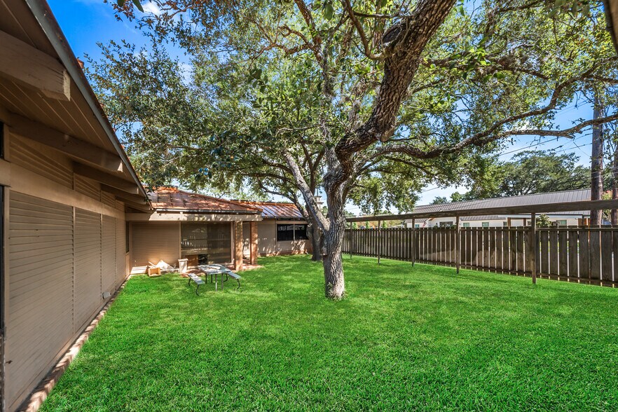 More Photos Of 2501 N Navarro St, Victoria Medical For Sale