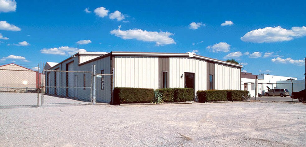 More Photos Of 4611 Pinewood Rd, Louisville Warehouse For Lease