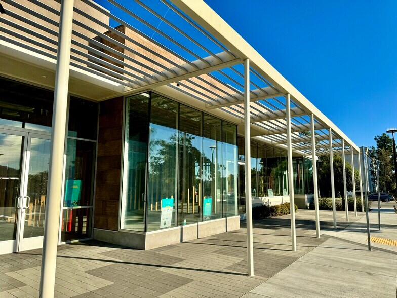 More Photos Of 1939-1987 S Victoria Ave, Ventura Freestanding For Lease