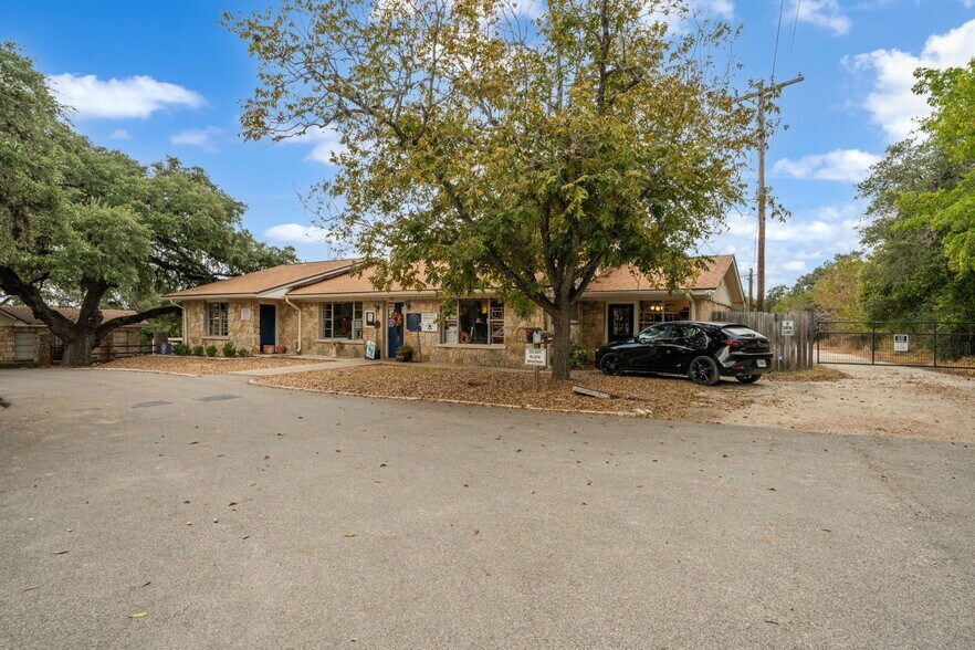 More Photos Of 930 N School St, Boerne Office For Sale