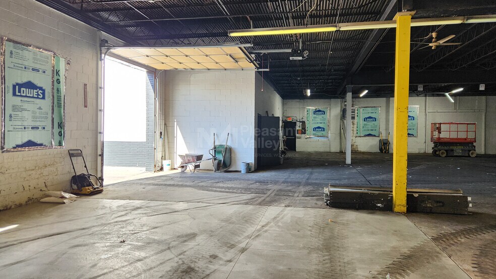 More Photos Of 3775 Mogadore Rd, Mogadore Showroom For Lease